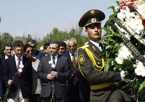 Macri visits the Armenian Genocide Memorial in Yerevan in April 2012 (Source: Agencia Prensa Armenia)