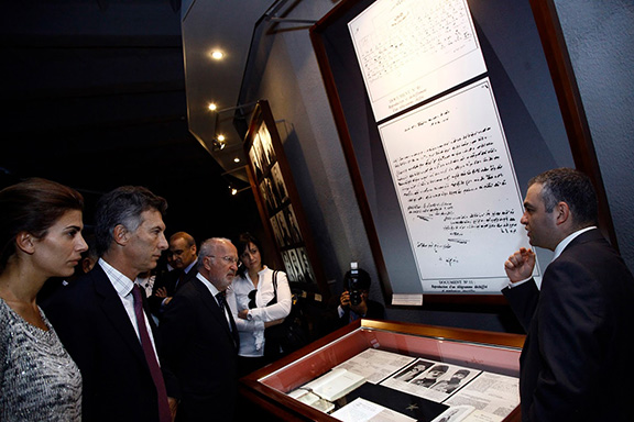 Macri visits the Armenian Genocide Museum in Yerevan in April 2012 (Source: Agencia Prensa Armenia)