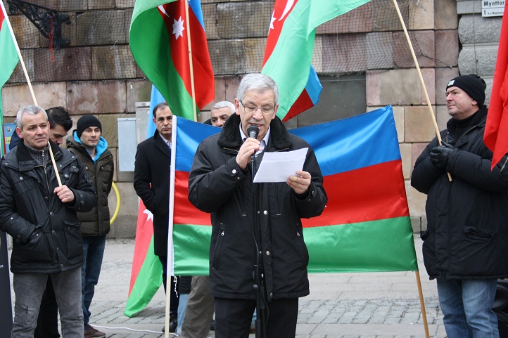 Barbaros Leylani speaking at Azerbaijani rally (Photo: isvecpostasi.com)