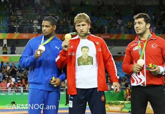 Artur Aleksanyan shows off his gold medal for team Armenia in Rio