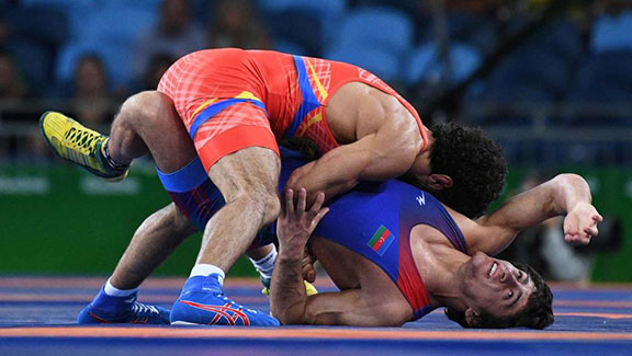 Chunayev (bottom) and Arutyunyan during the semi-final match (Photo: USA Today Sports)