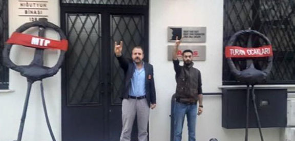 Nationalist Turkish Party Istanbul Chairperson Bilal Gökçeyurt and the chairperson of the “Turan Organization” Ercan Uçar threatening Agos by placing black wreath in front of their office. (Source: Agos)