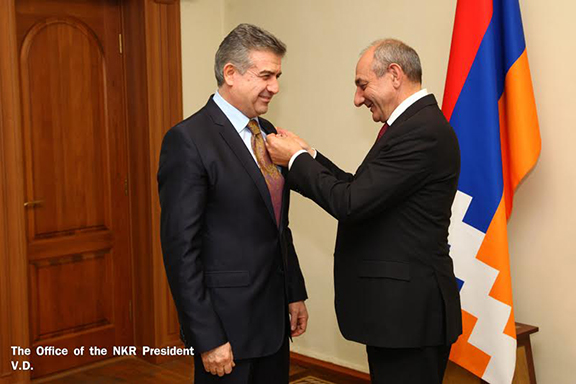Sahakyan awarding Karapetyan the "Mesrop Mashtots" order (Photo: president.nkr.am)