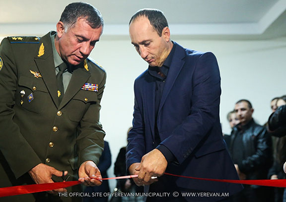 Abajyan’s father Aleksan Abajyan and Armenian Armed Forces General Lieutenant Stepan Galstyan at the opening ceremony of the classroom.