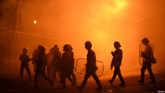 Yerevan riot police disperse protesters in the Sari Tagh neighborhood in Yerevan on July 29, 2016 (Photo: Photolur)