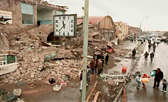 This photo, taken in 1988, captures the devastation of the earthquake with a clock that immortalized the exact time of the tragedy