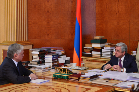 Foreign Minister Nalbandian briefs President Sarkisian on developments with international organizations. (Photo: mfa.am)