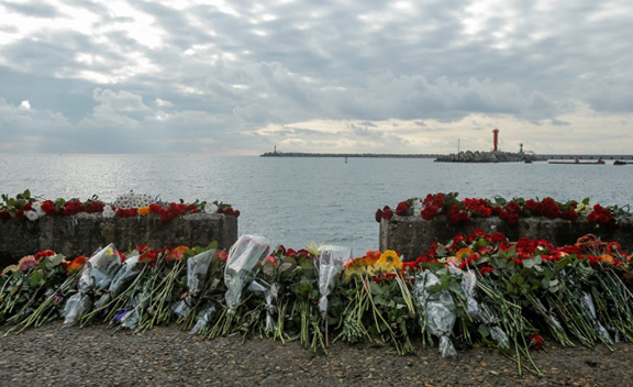 Flowers laid by mourners in memory of the Russian plane crash victims. (Photo: Maxim Shemetov/Reuters)