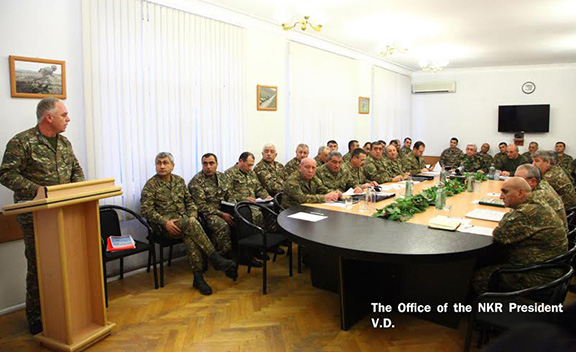 Sarkisian meets with Artsakh Army officials (Photo: president.nkr.am)