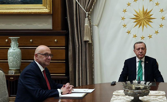 Bedros Sirinoglu (left) meets with Erdogan in Istanbul (Source: Agos) 