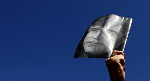A demonstrator holds up a portrait of Hrant Dink in Istanbul, July 7, 2008. (Photo: Reuters/Fatih Saribas)