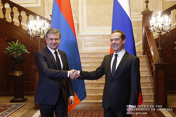 Armenian and Russian Prime Ministers, Karapetian (left) and Medvedev, meet in Moscow on Jan. 24, 2017 (Photo: gov.am)