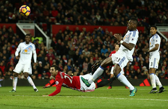 Henrikh Mkhitaryan scores "scorpion" goal during Manchester United game against Sunderland on Dec. 26 (Photo: Jan Kruger/Getty Images)