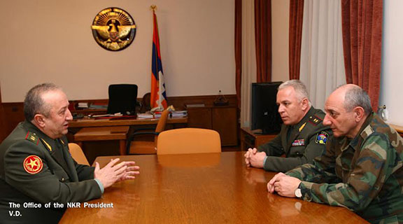 Movses Hakobyan (left) meets with Artsakh President Sahakian and Defense Minister Levon Mnatskanyan on Saturday, Jan. 21 (Photo: president.nkr.am)
