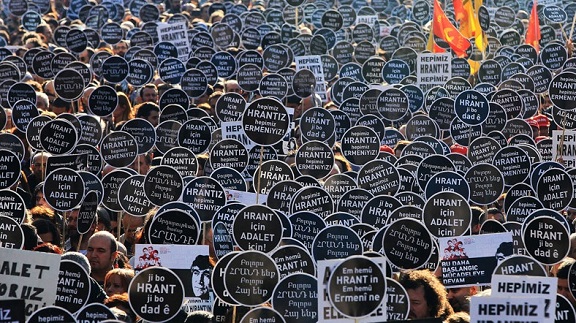 Tens of thousands of Turks commemorate Dink by saying "We are all Hrant Dink"